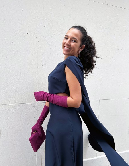 Vestido de fiesta midi con cut out y mangas capa