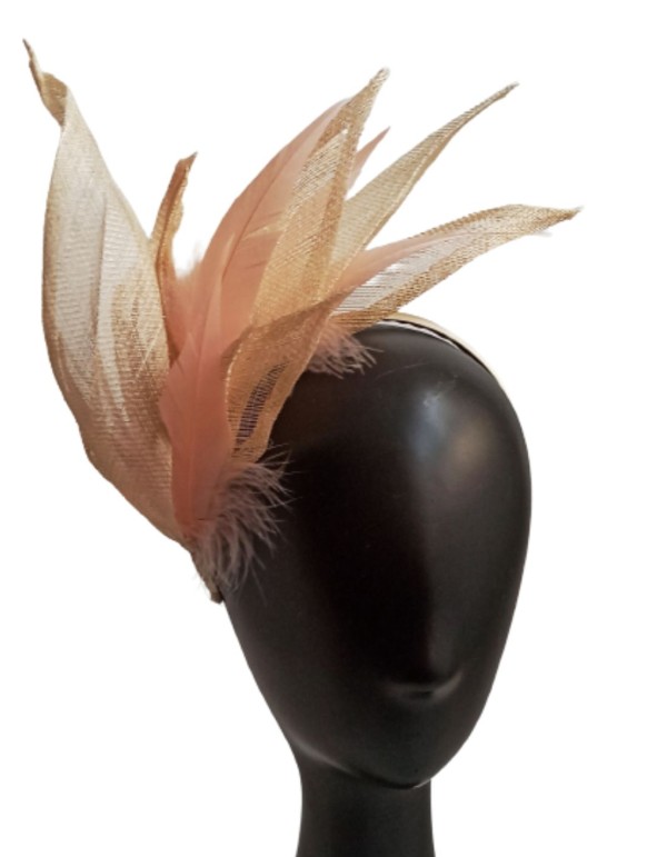 Diadema de hojas de rafia y plumas.