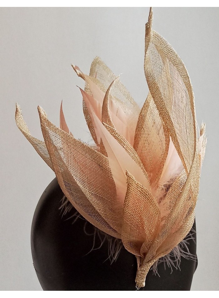 Diadema para invitadas en color salmón.