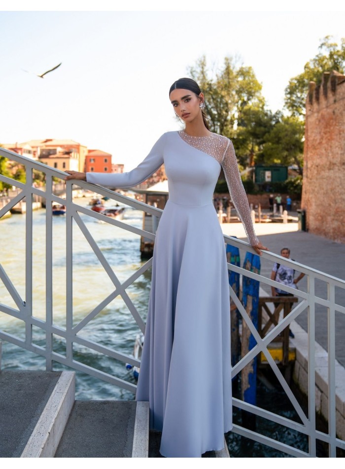 Vestido de fiesta largo gris perla con manga fantasía