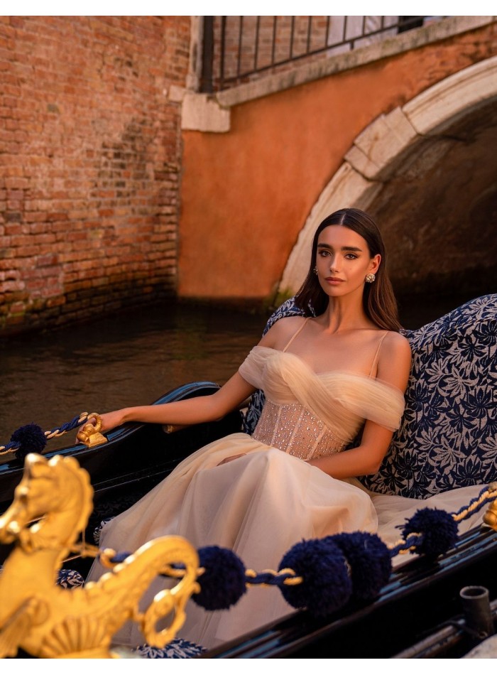 Vestido midi de tul con cuerpo de cristales