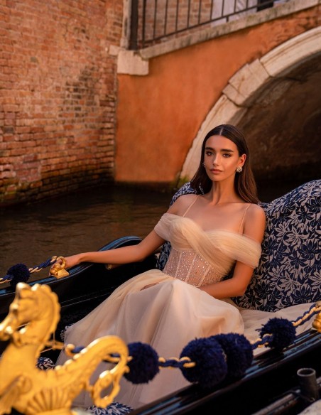 Vestido midi de tul con cuerpo de cristales