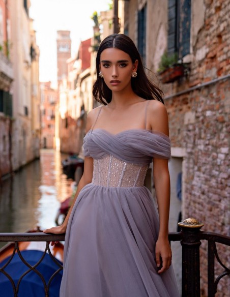 Vestido midi de tul con cuerpo de cristales