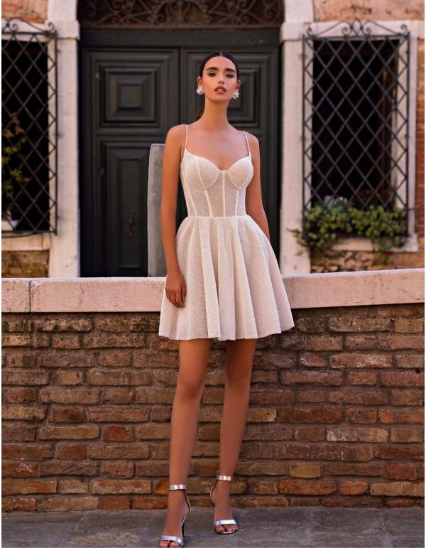 Mini robe brillante avec jupe évasée