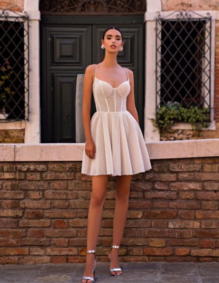 Mini robe brillante avec jupe évasée