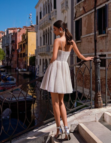 Mini vestido brillante con falda evasé