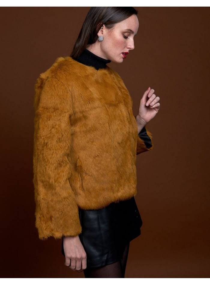 Chaqueta de pelo de conejo y cuello redondo