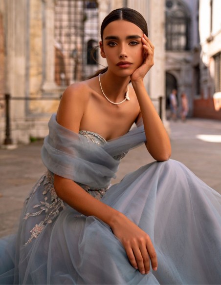 Long party dress with embroidered sweetheart neckline and tulle