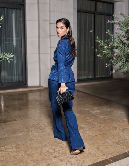 Long sleeve jacket with lapels.
