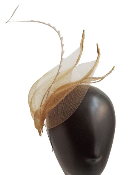 Diadema para invitada en tonos tierra.