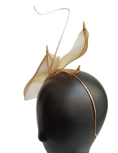 Headdress of raffia leaves with raki.