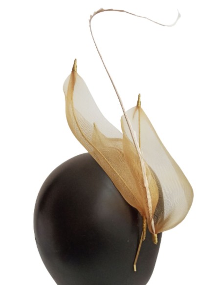 Brown headdress for daytime guests.