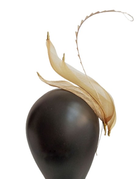 Headpiece with raffia details and headband in ochre.