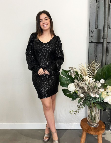 Vestido mini de fiesta negro con lentejuelas.