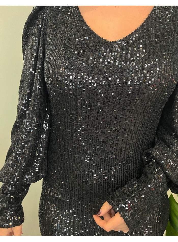 Vestido corto de fiesta negro.