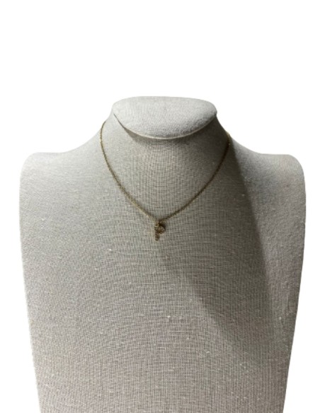 Colgante personalizado con letra inicial.