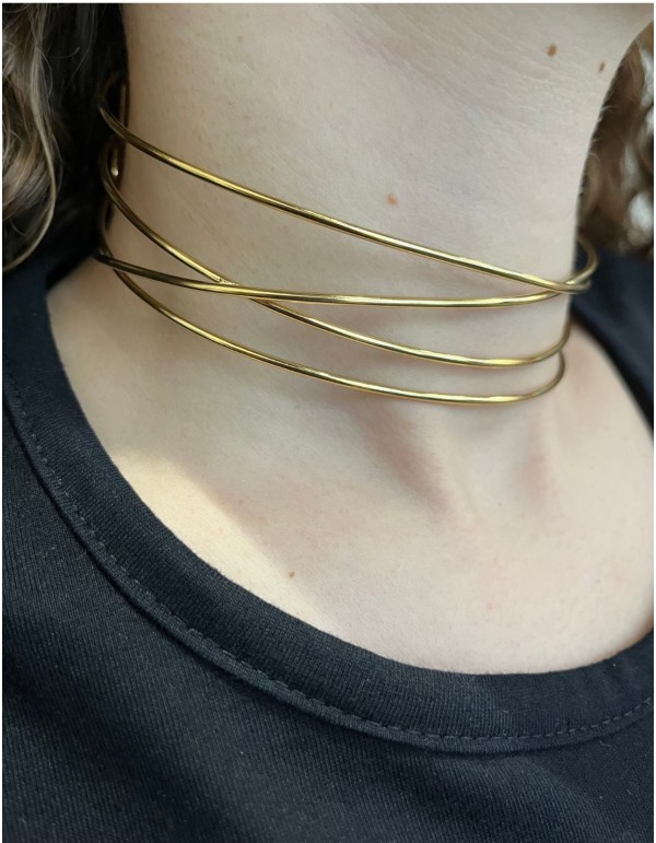 Golden choker for guests. 2