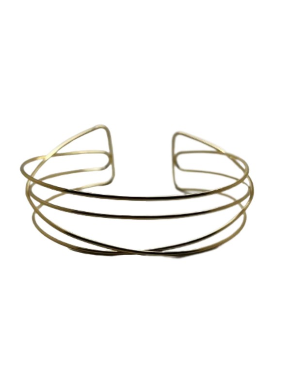 Golden choker for guests.