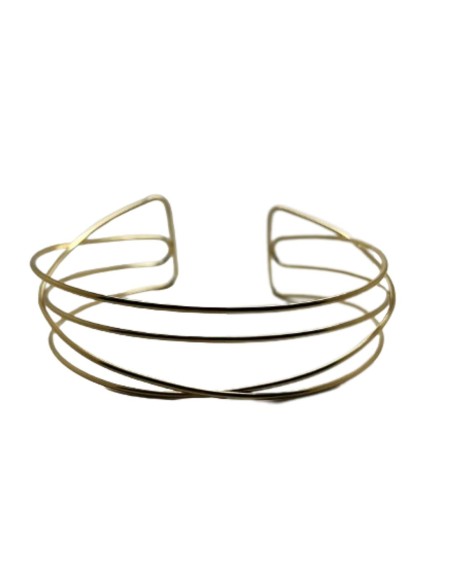 Golden choker for guests.