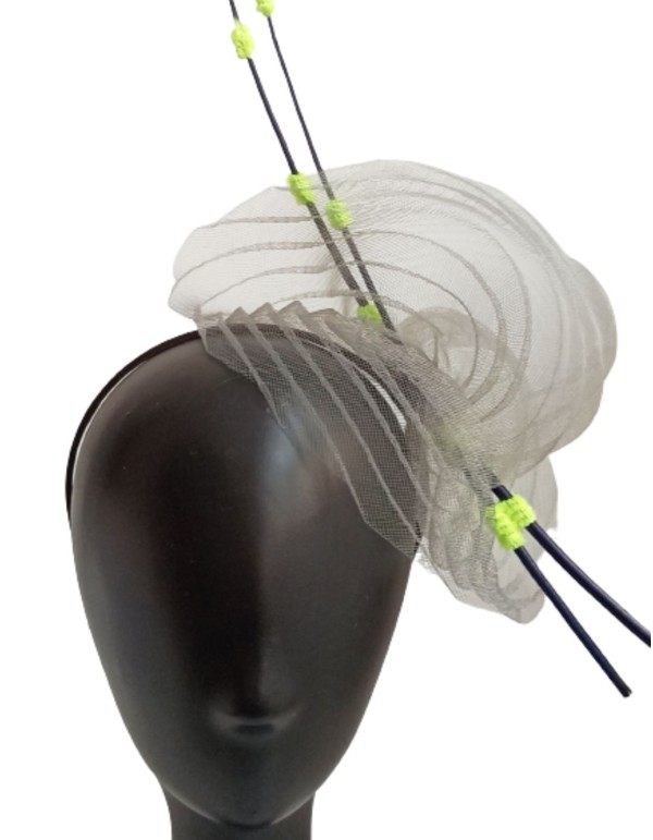 Tocado con raquis en diagonal.