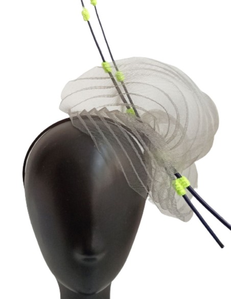 Tocado con raquis en diagonal.