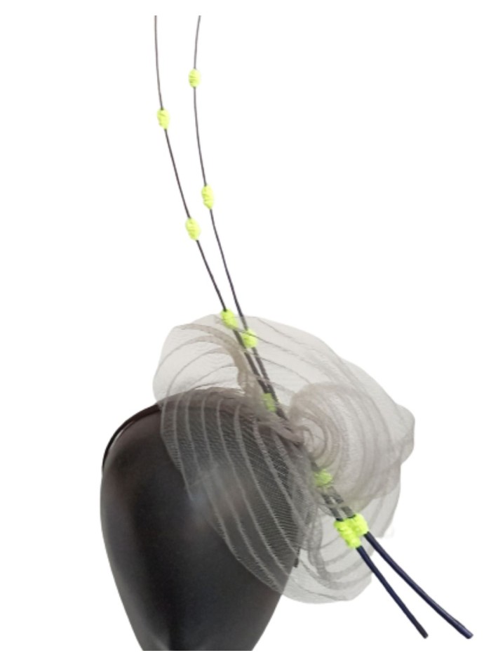 Tocado transparente y plisado para invitadas.