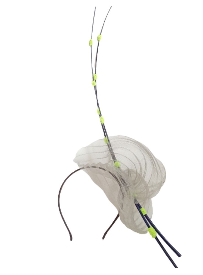 Tocado de color gris plata para eventos de día.