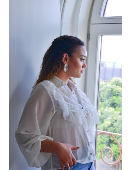 Blusa de fiesta blanca con volantes y cristales