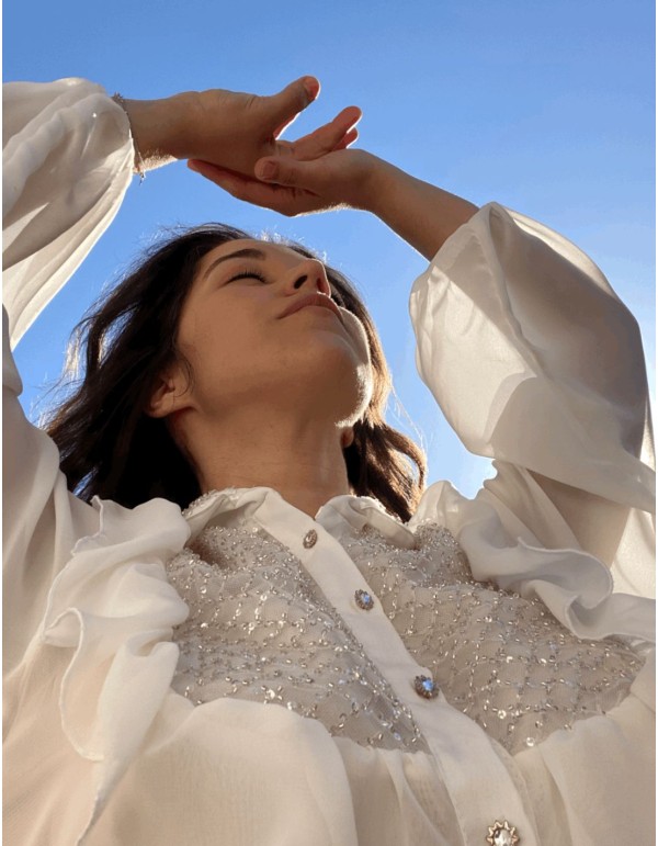 Blusa de fiesta blanca con volantes y cristales 2