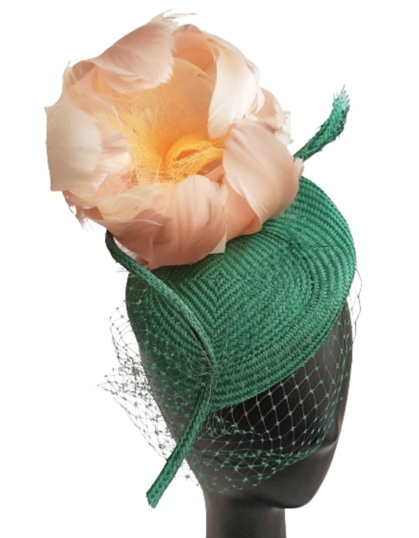 Tocado en color verde para invitadas. 2