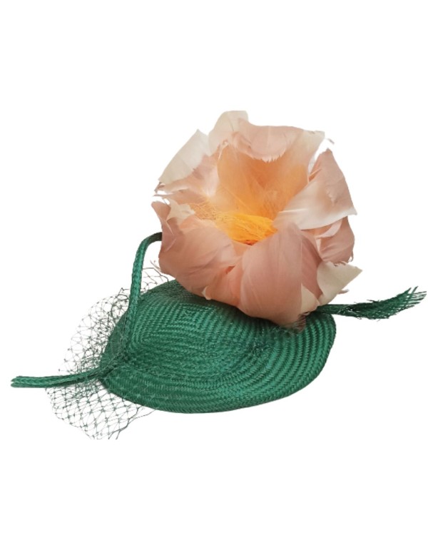 Tocado en color verde para invitadas.