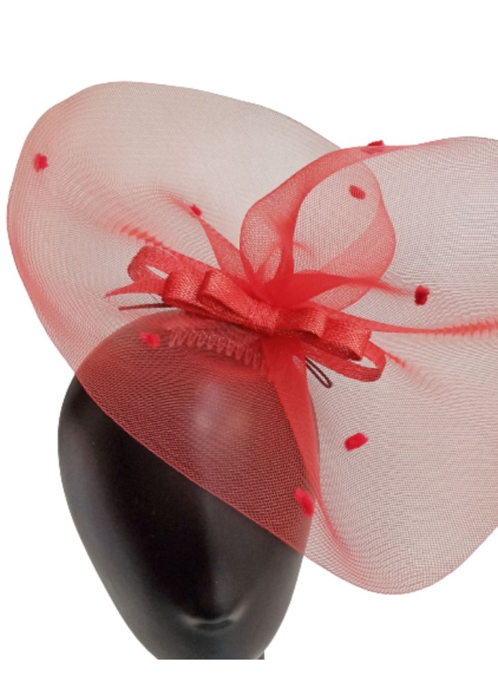 Tocado rojo con puntos de plumeti y lazo.