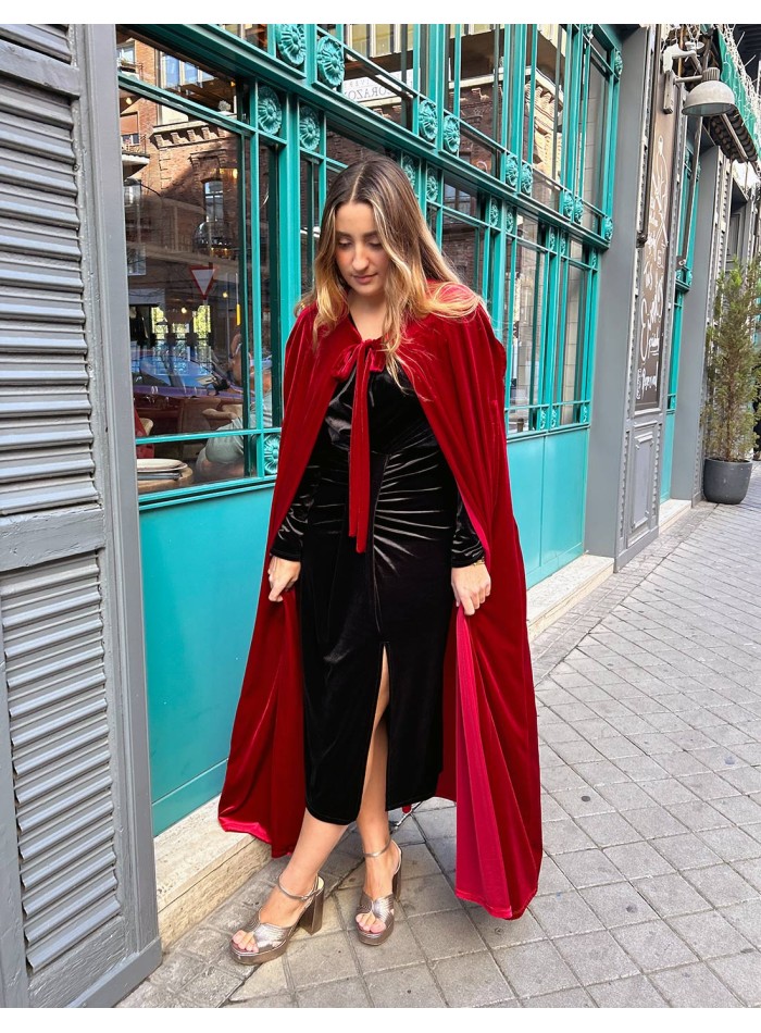 Long evening cape made of velvet for guests