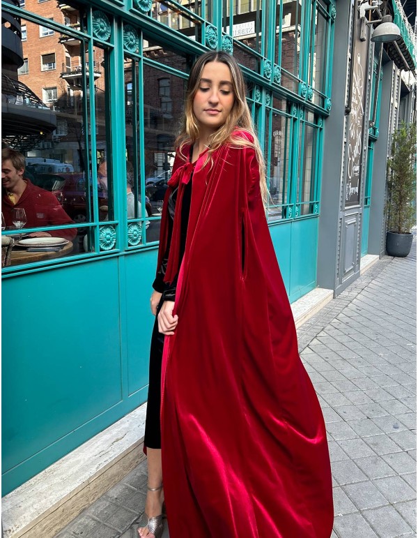 Long evening cape made of velvet for guests