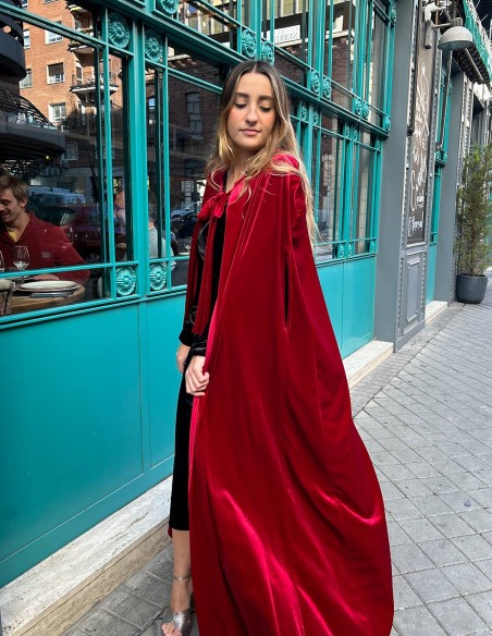 Long evening cape made of velvet for guests