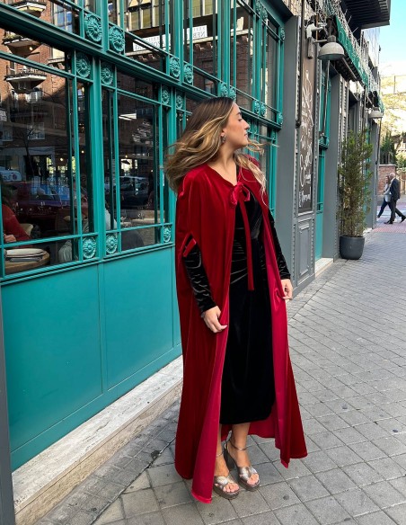 Long evening cape made of velvet for guests