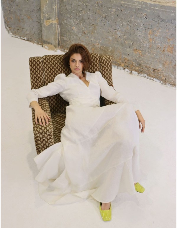 Long wedding dress in white linen with long sleeves