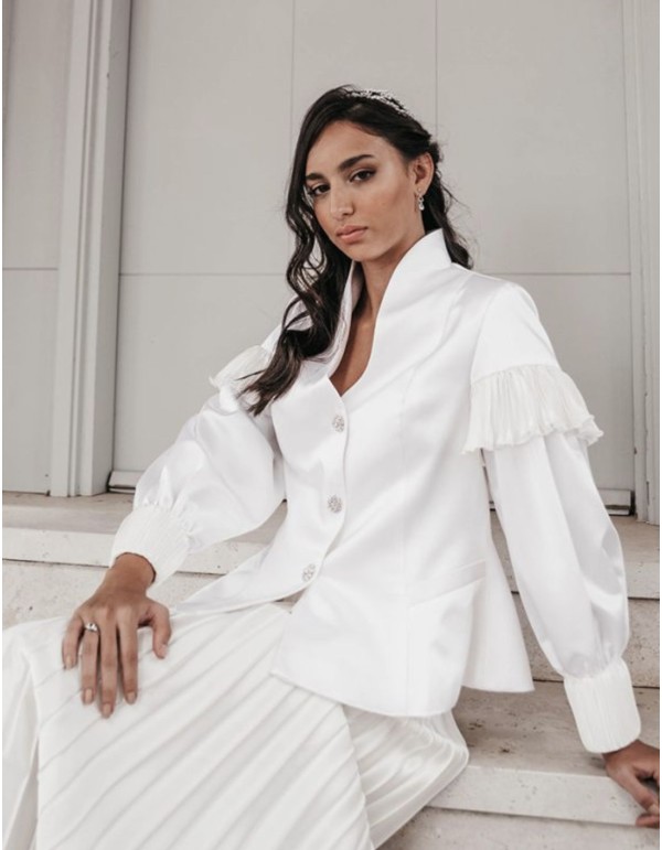 Long sleeve white jacket with swan neck and long sleeves