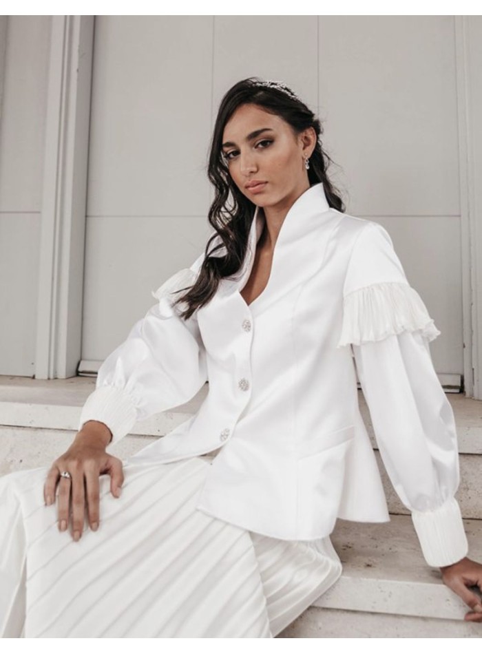 Long sleeve white jacket with swan neck and long sleeves