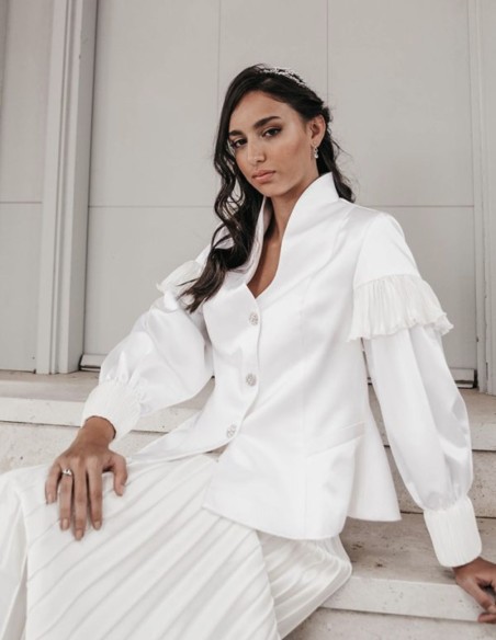 Long sleeve white jacket with swan neck and long sleeves