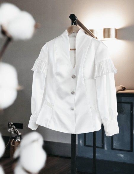 Chaqueta blanca cuello cisne y manga larga