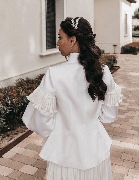 Long sleeve white jacket with swan neck and long sleeves