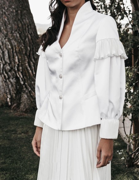 Veste blanche à col de cygne et manches longues