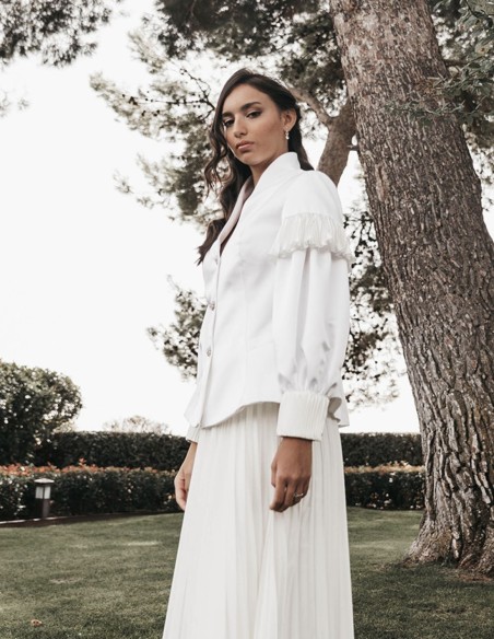 Chaqueta blanca cuello cisne y manga larga