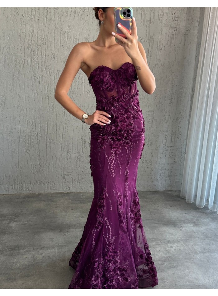 Robe de soirée sans bretelles avec détails de roses