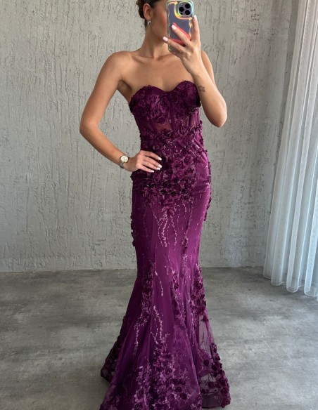 Robe de soirée sans bretelles avec détails de roses