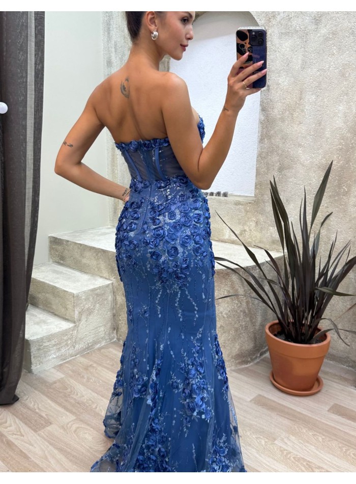 Vestido de fiesta sin tirantes y detalles de rosas