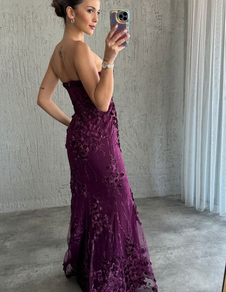 Vestido de fiesta sin tirantes y detalles de rosas