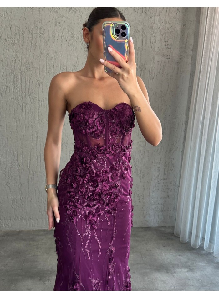 Vestido de fiesta sin tirantes y detalles de rosas