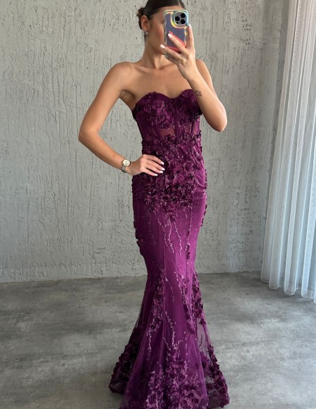 Vestido de fiesta sin tirantes y detalles de rosas